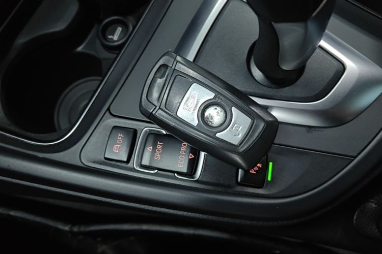 BMW 3 Series 2019 car image #9