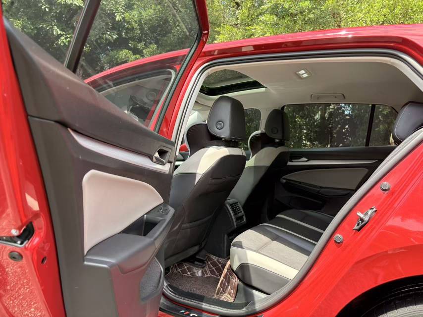 Volkswagen Golf 2022 car image #7