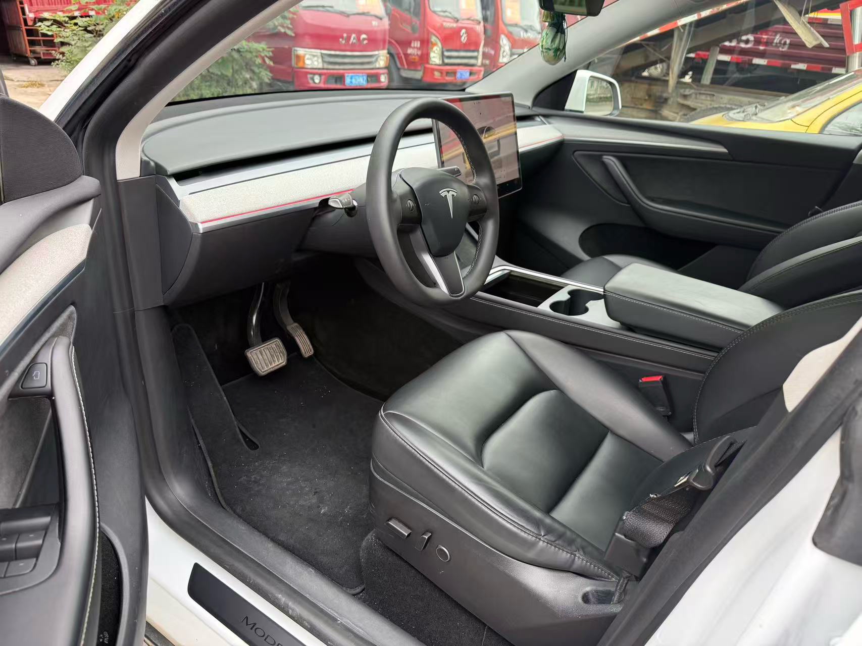 Tesla Model Y 2023 car image #5