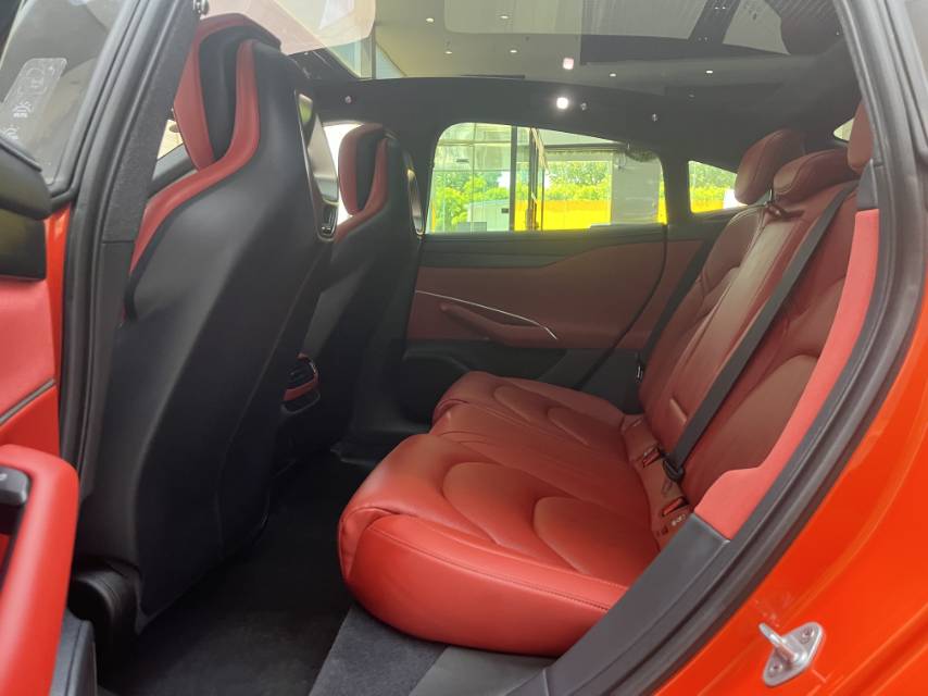 MI SU7 2025 imagen de coche #7