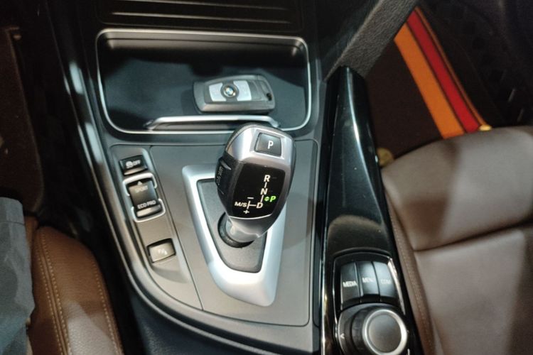 BMW 3 Series 2018 car image #14