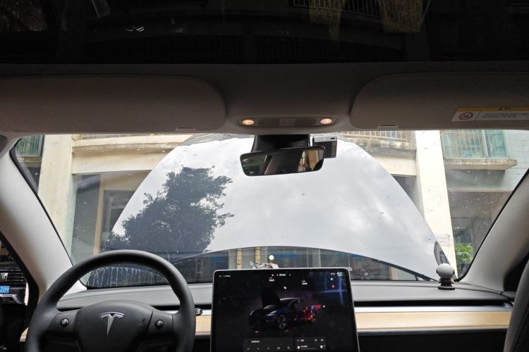 Tesla Model 3 2023 car image #16