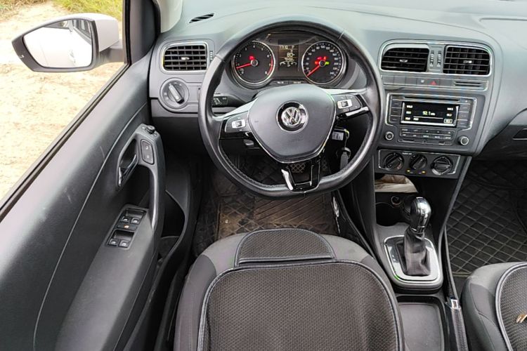 Volkswagen Polo 2016 car image #12