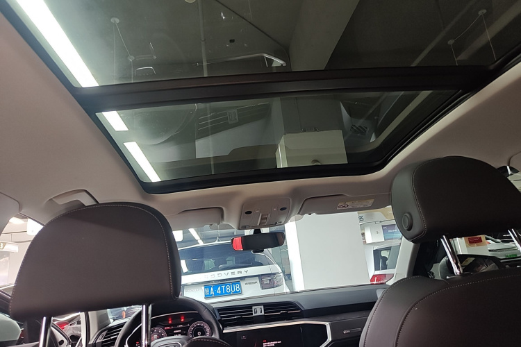 Audi Q3 2023 car image #18