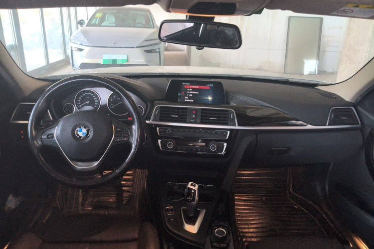 BMW 3 Series 2018 car image #12