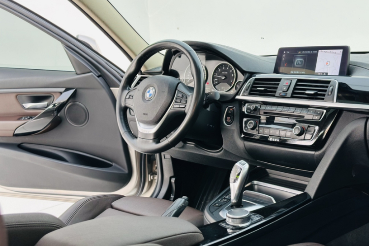 BMW 3 Series 2019 car image #19
