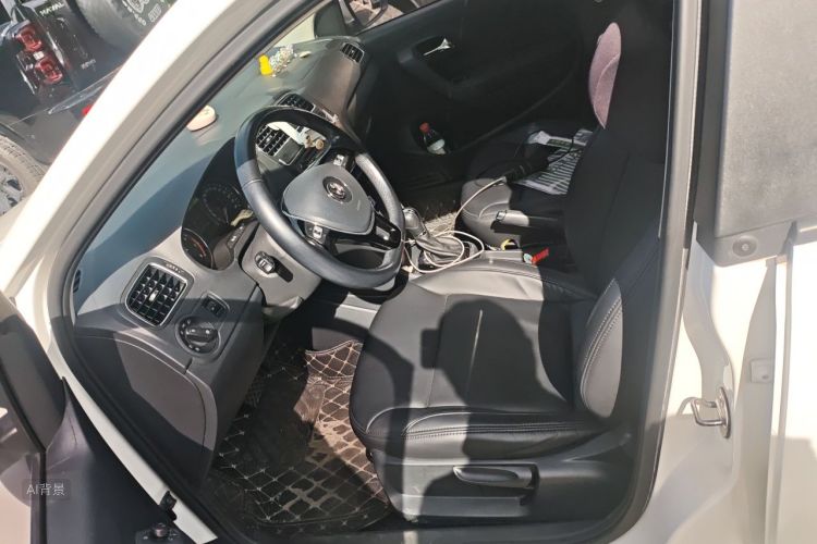 Volkswagen Polo 2017 car image #17