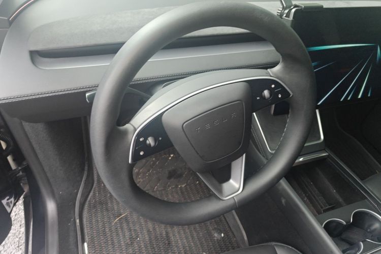 Tesla Model Y 2025 car image #15