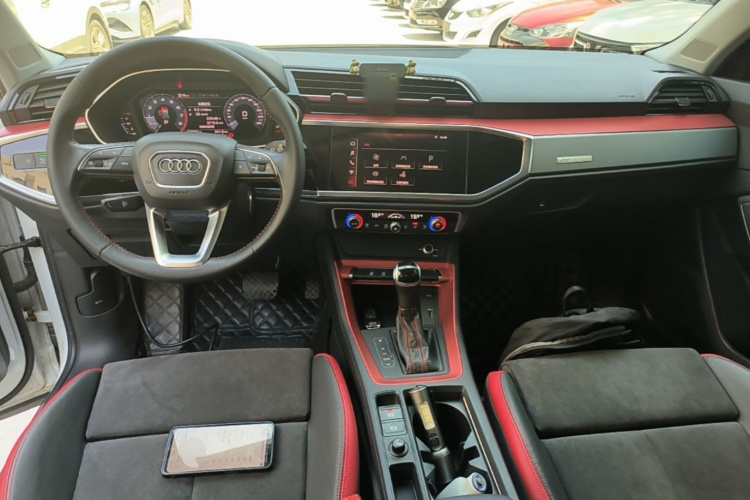 Audi Q3 2019 car image #11