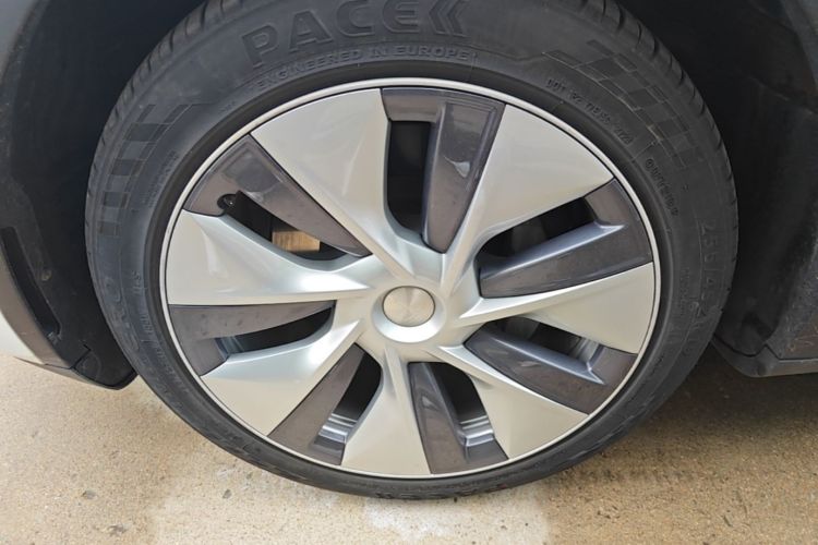 Tesla Model Y 2023 car image #9