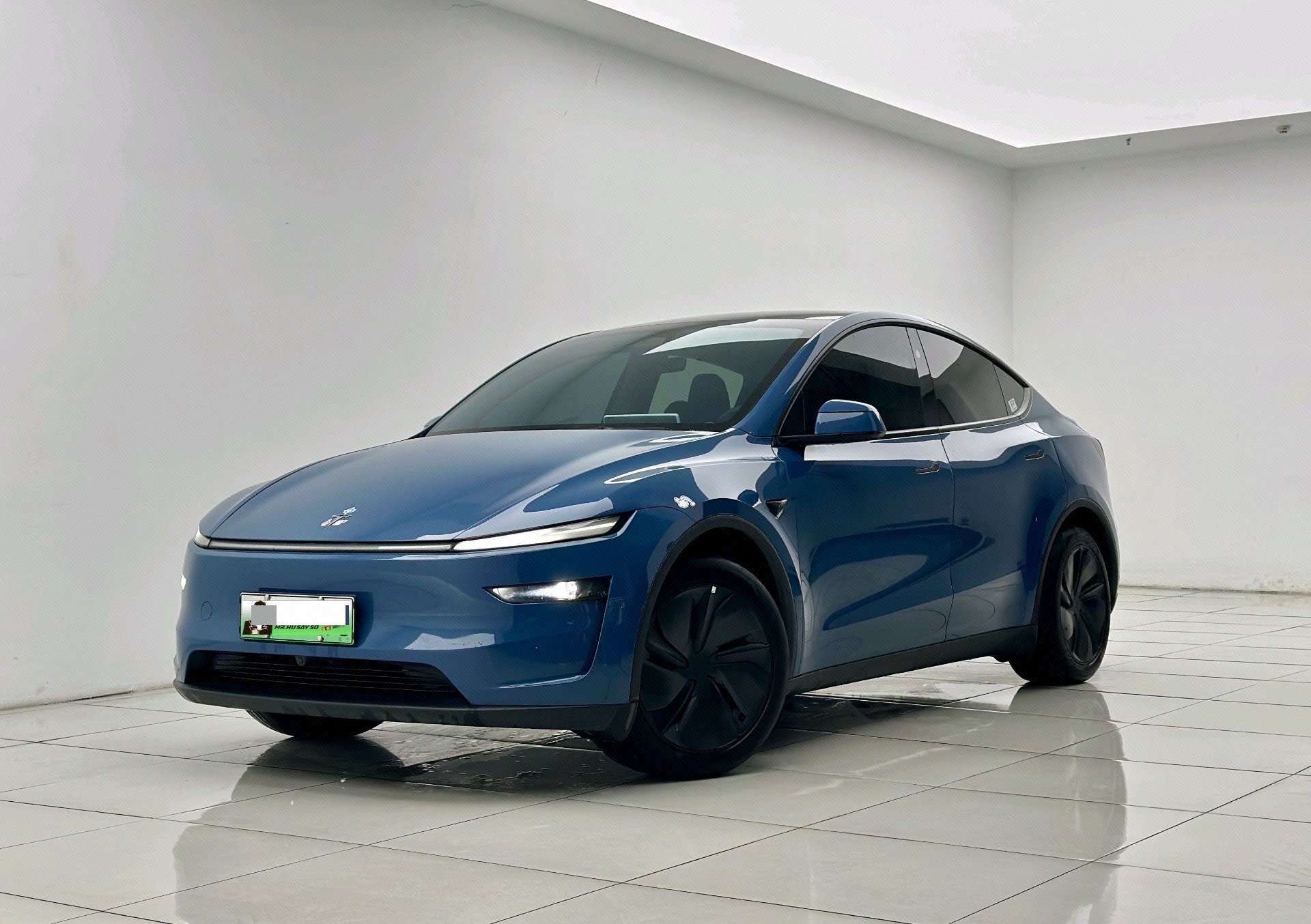 Tesla Model Y 2025 immagine di auto 