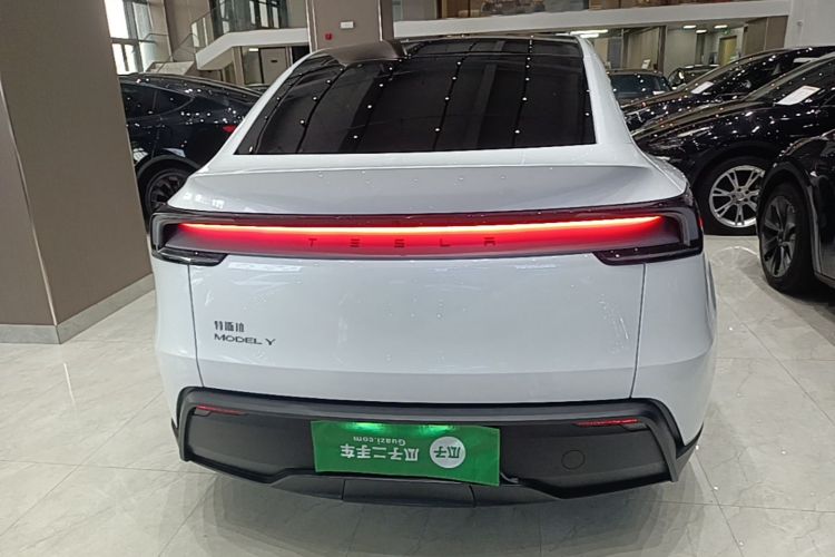 Tesla Model Y 2026 #6 Tesla Model Y 2026 immagine di auto #6