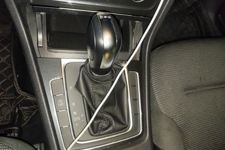 Volkswagen Golf 2020 car image #16