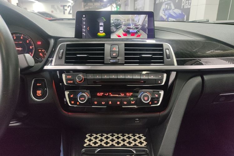 BMW 3 Series 2018 car image #17