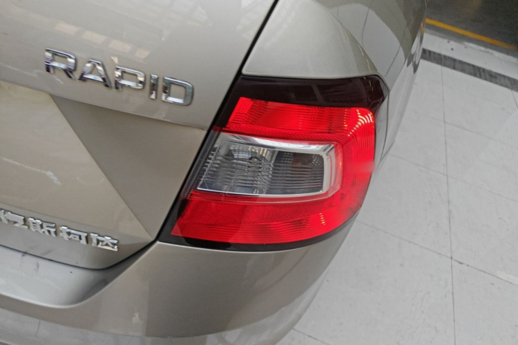Skoda Rapid 2018 image de voiture #8