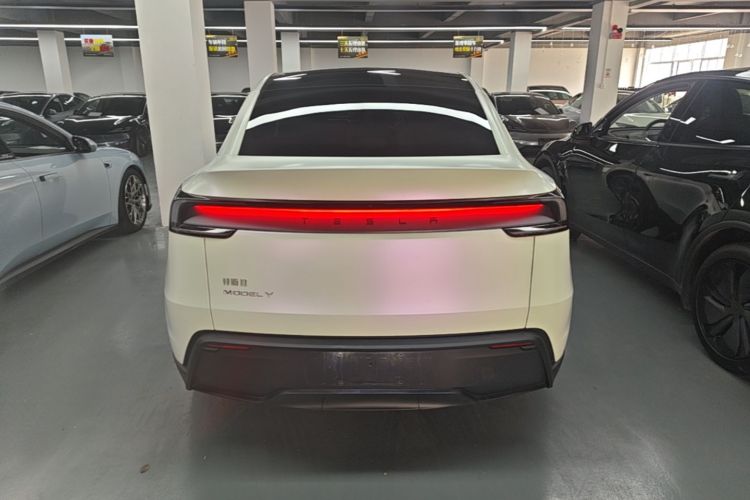 Tesla Model Y 2025 #6 Tesla Model Y 2025 car image #6