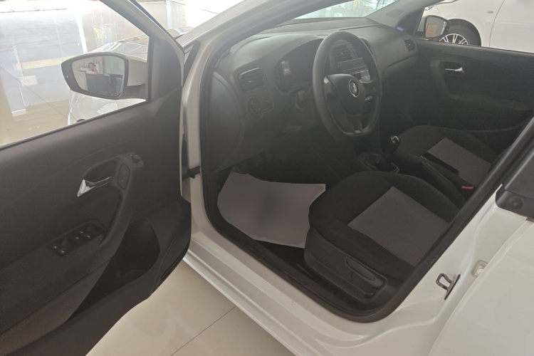 Volkswagen Polo 2018 car image #16