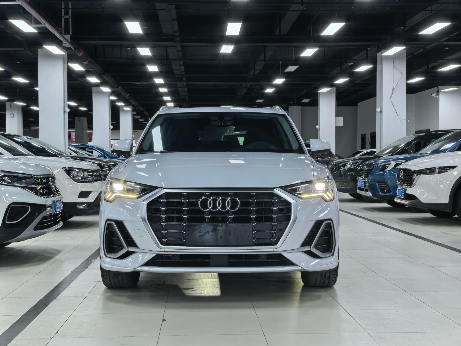 Audi Q3 2023 car image #2