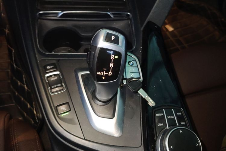 BMW 3 Series 2019 car image #14