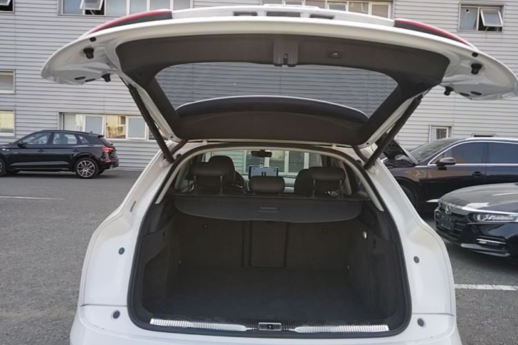 Audi Q3 2017 car image #19