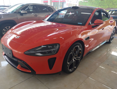 MI SU7 2024 immagine di auto 