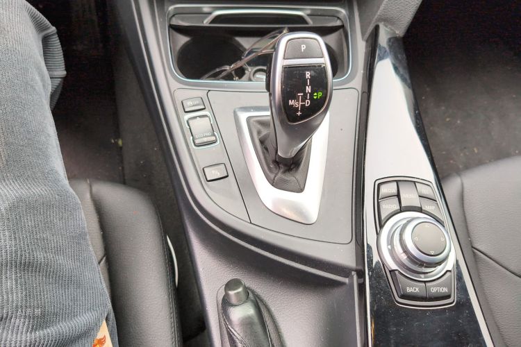 BMW 3 Series 2017 صورة سيارة #16