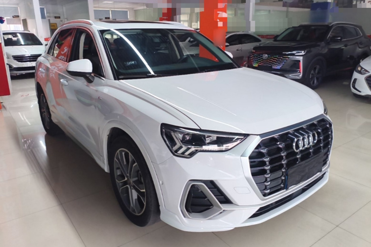 Audi Q3 2022 car image #4