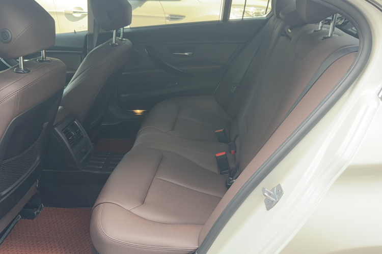 BMW 3 Series 2019 car image #12