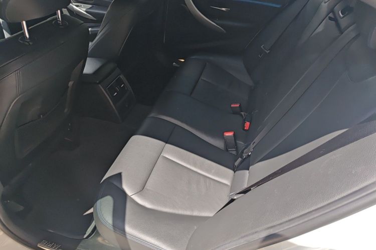 BMW 3 Series 2019 car image #14