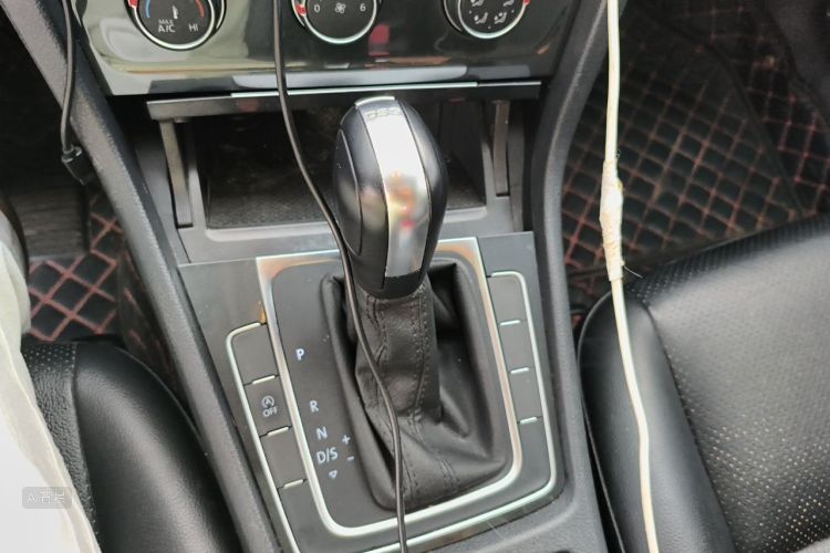 Volkswagen Golf 2019 car image #16