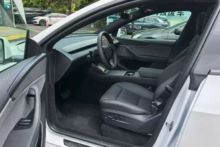 Tesla Model Y 2026 car image #15