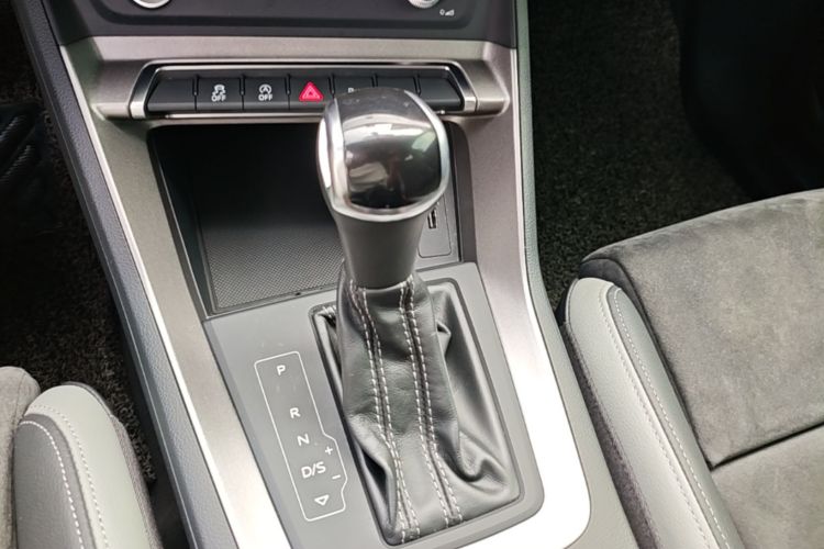 Audi Q3 2020 car image #14
