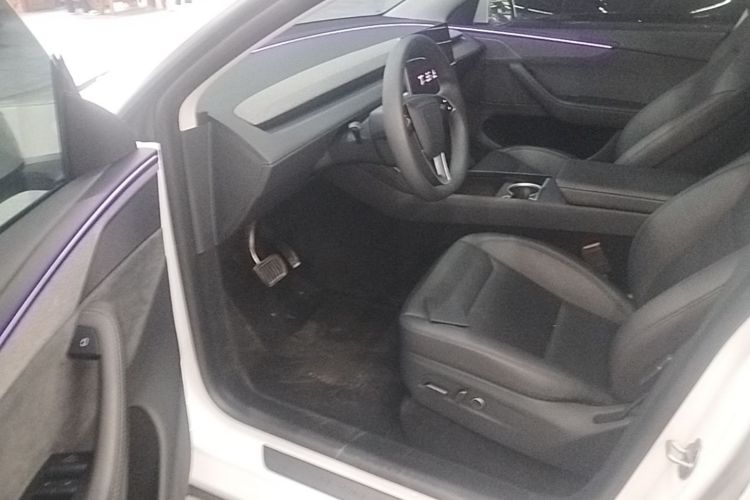 Tesla Model Y 2025 #16 Tesla Model Y 2025 car image #16