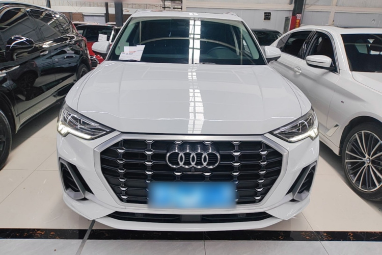 Audi Q3 2022 car image #3