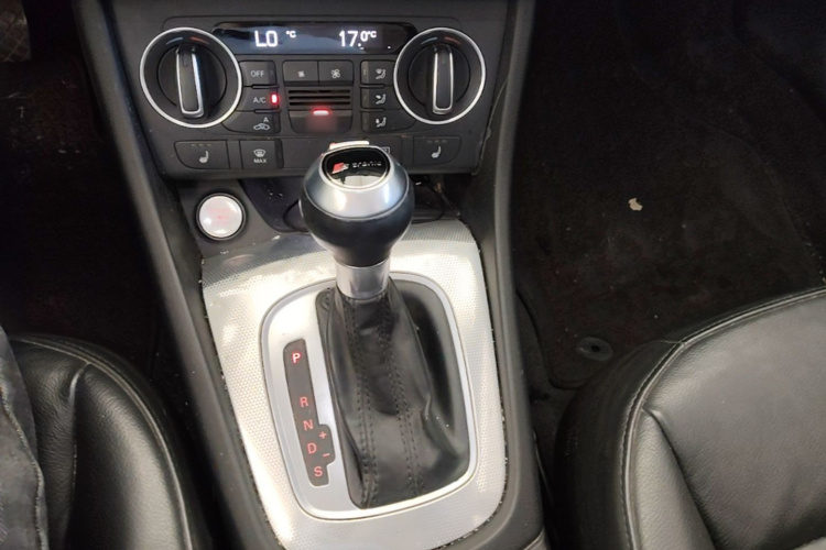 Audi Q3 2016 car image #18