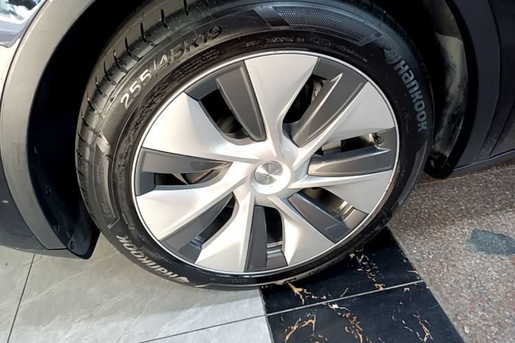 Tesla Model Y 2022 immagine di auto #9