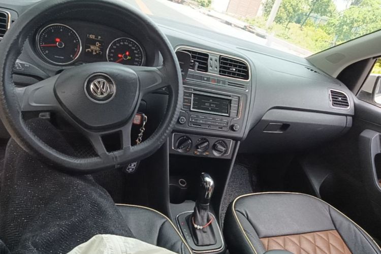 Volkswagen Polo 2015 car image #11