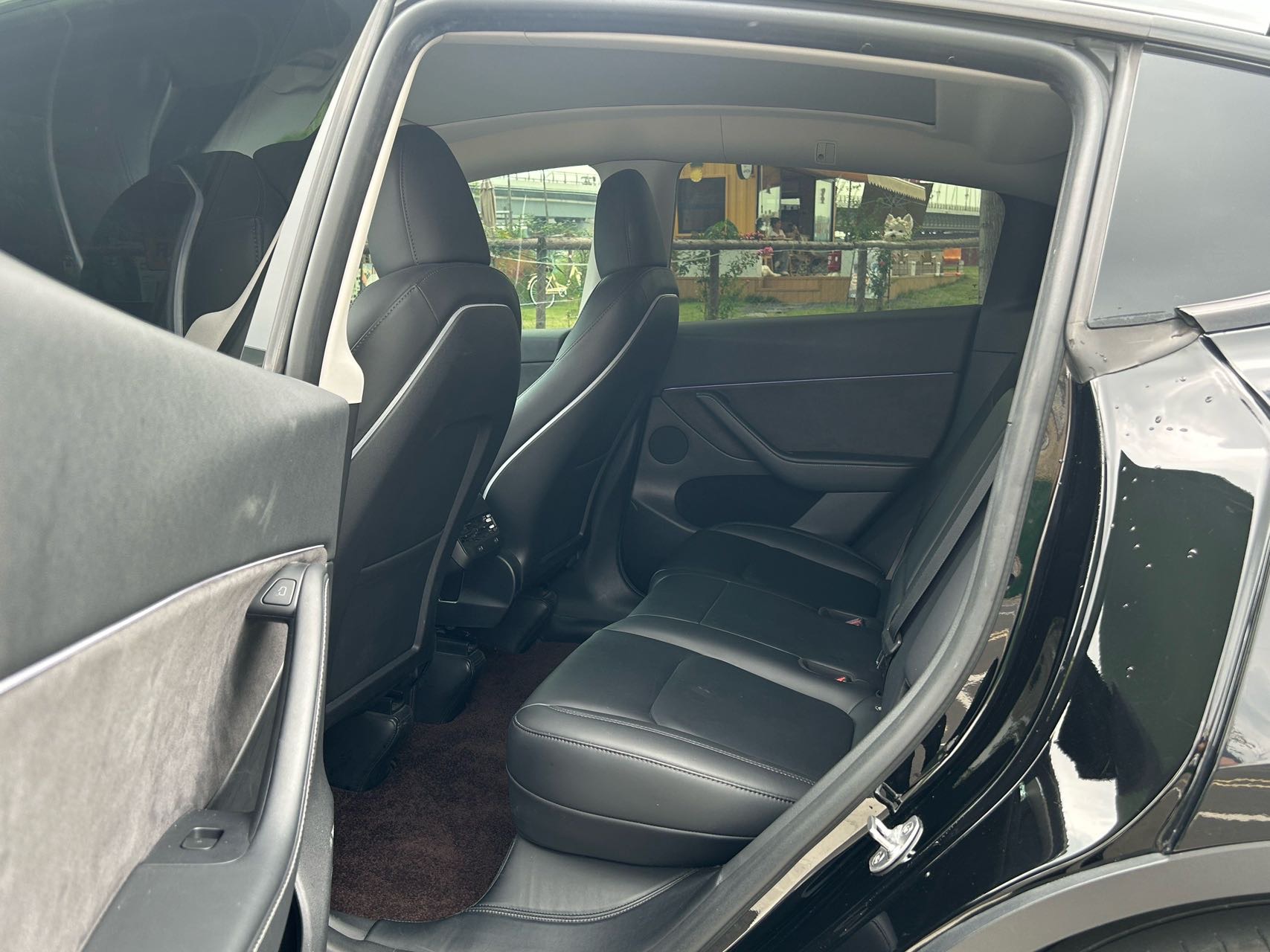 Tesla Model Y 2023 car image #8
