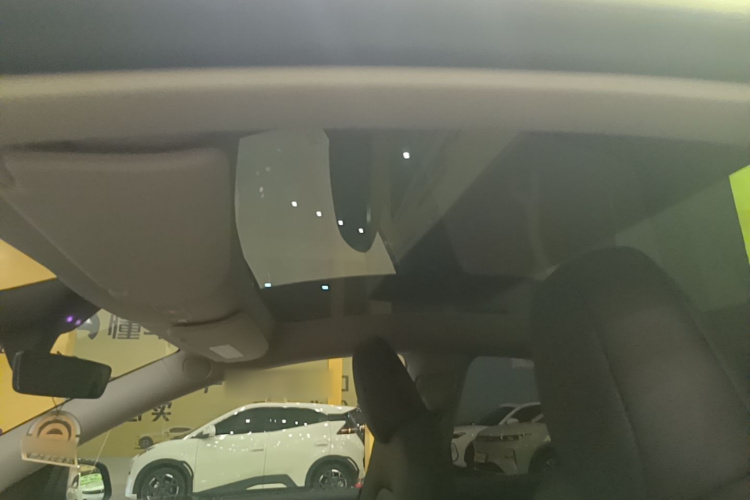 Tesla Model Y 2025 imagem de carro #18