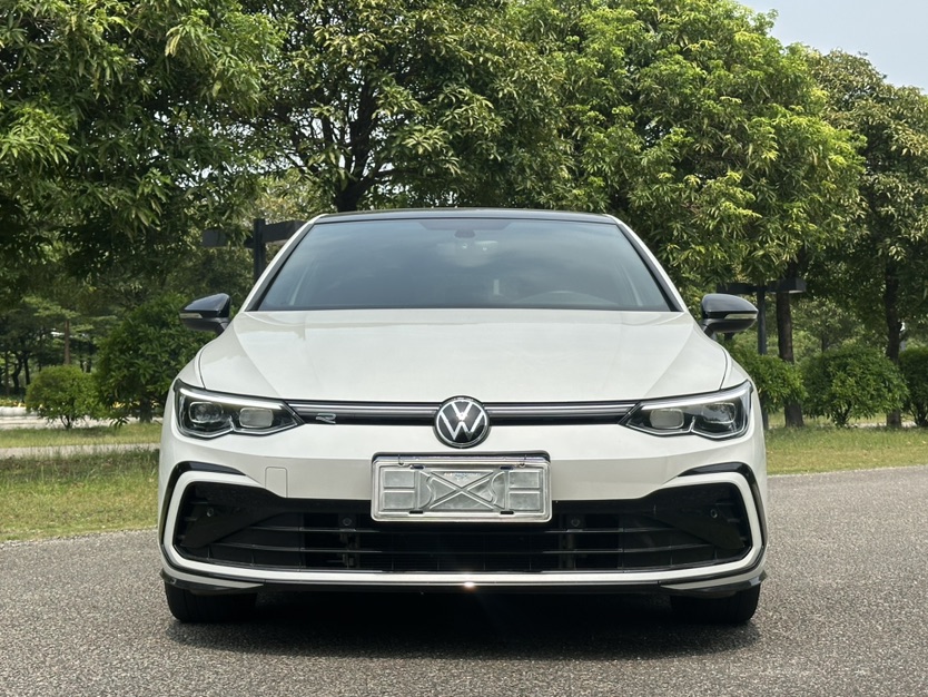 Volkswagen Golf 2023 car image #2
