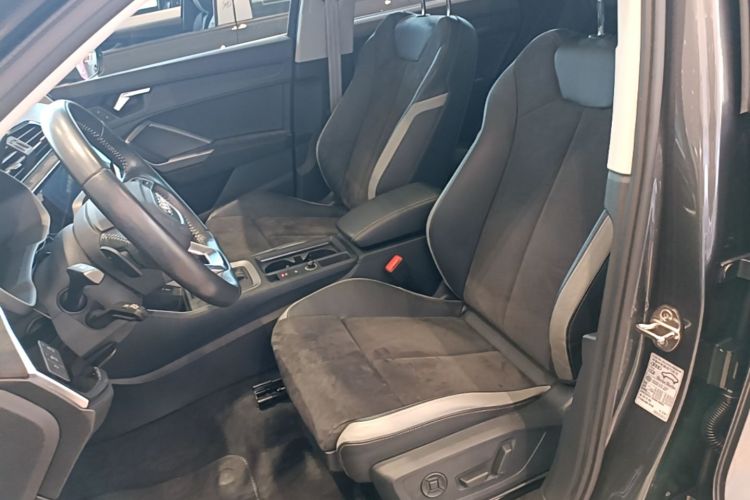 Audi Q3 2020 car image #19