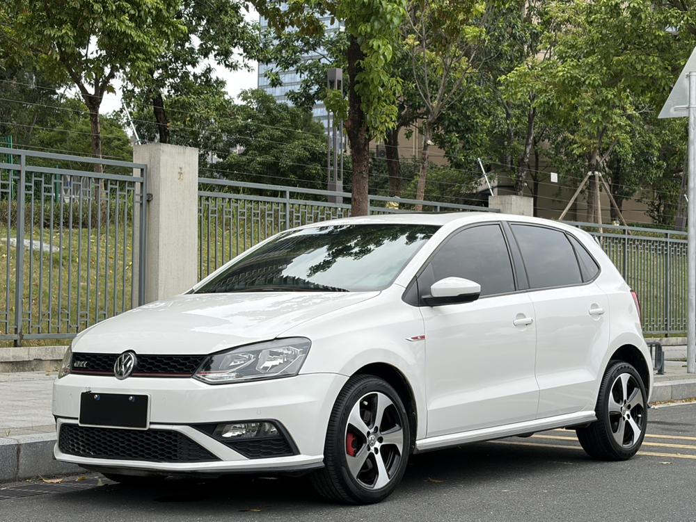 Volkswagen Polo 2015 car image 