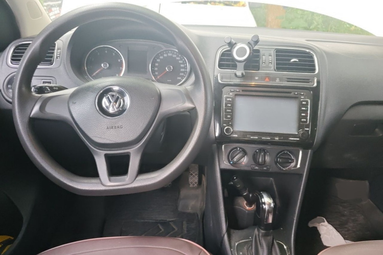 Volkswagen Polo 2016 car image #12