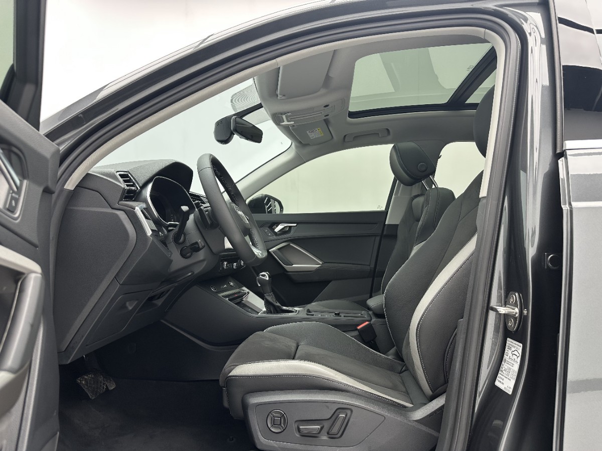 Audi Q3 2022 car image #5