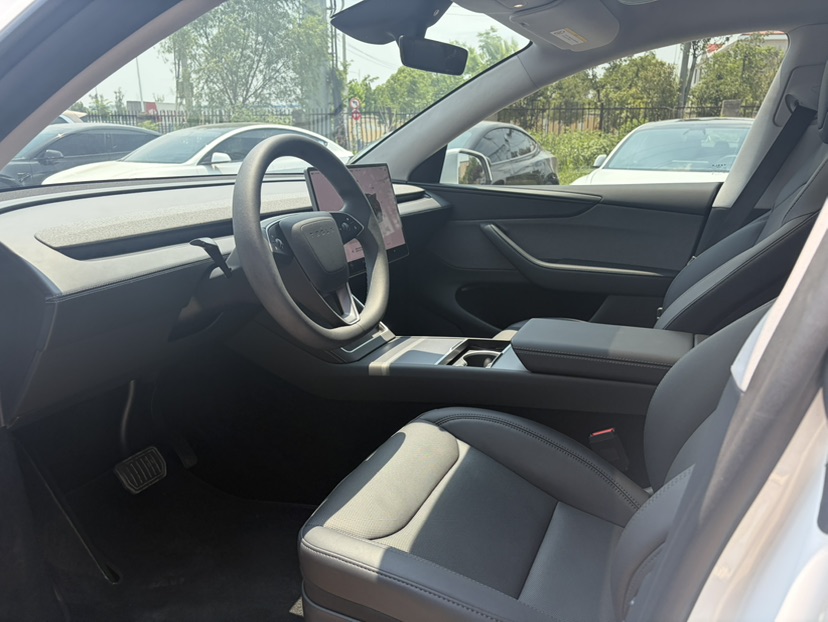 Tesla Model Y 2025 #4 Tesla Model Y 2025 car image #4