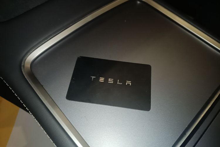 Tesla Model Y 2025 imagem de carro #9