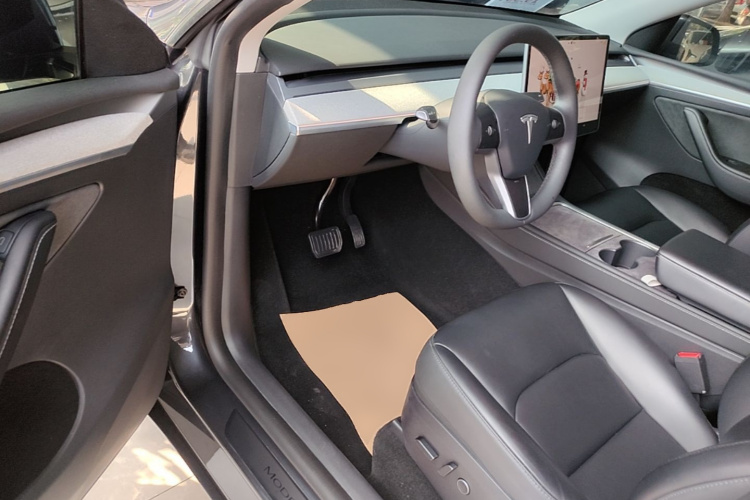 Tesla Model Y 2024 car image #16