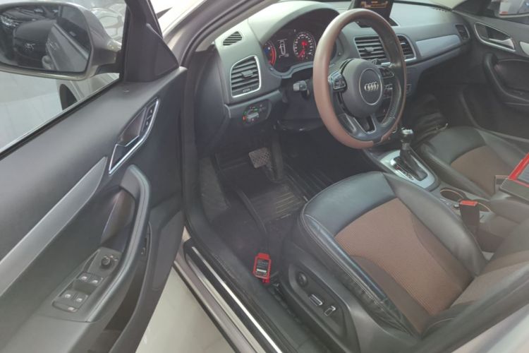 Audi Q3 2019 car image #16