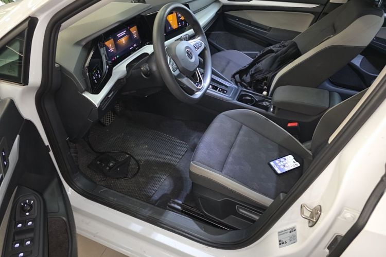 Volkswagen Golf 2023 car image #19