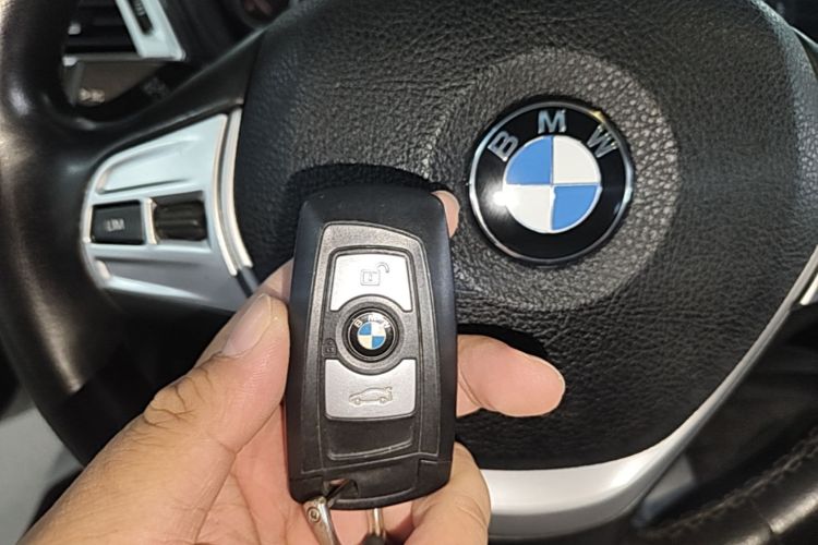 BMW 3 Series 2019 car image #14